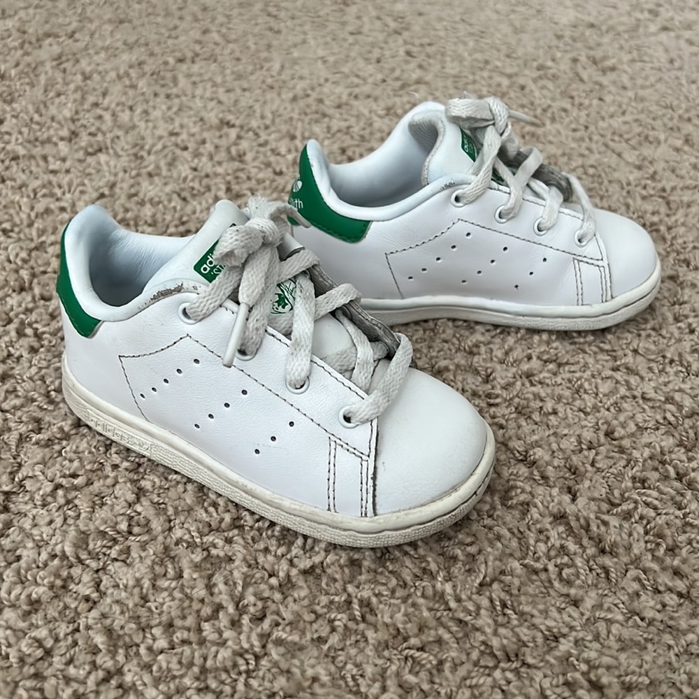 adidas Stan Smith sneaker, White/Green, baby walker shoes, Size 6
